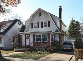 32 Ward St, Floral Park, NY 11001