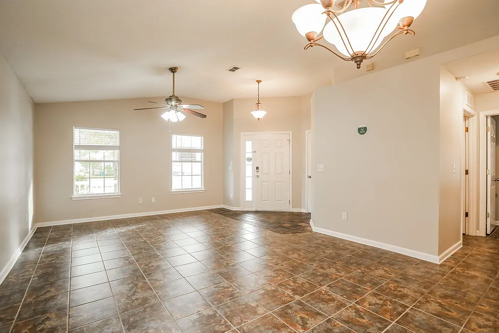 3 bed, 2.0 bath, 1908 sqft, $1,915 — Photo 4