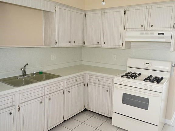 2nd image of 10112 Tulip St