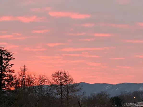 636 Camp Ridge Rd, La Follette, TN 37766