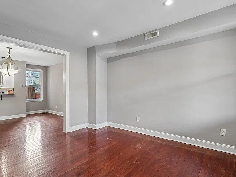 2817 Pelham Ave — Photo 5
