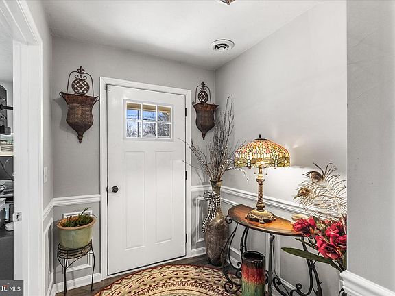 5th image of 813 W Middle St