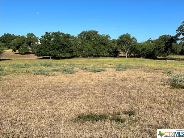 206 C L Duckett Dr, Cuero, TX 77954