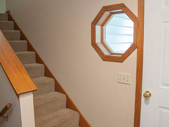 4th image of 400 Oak St