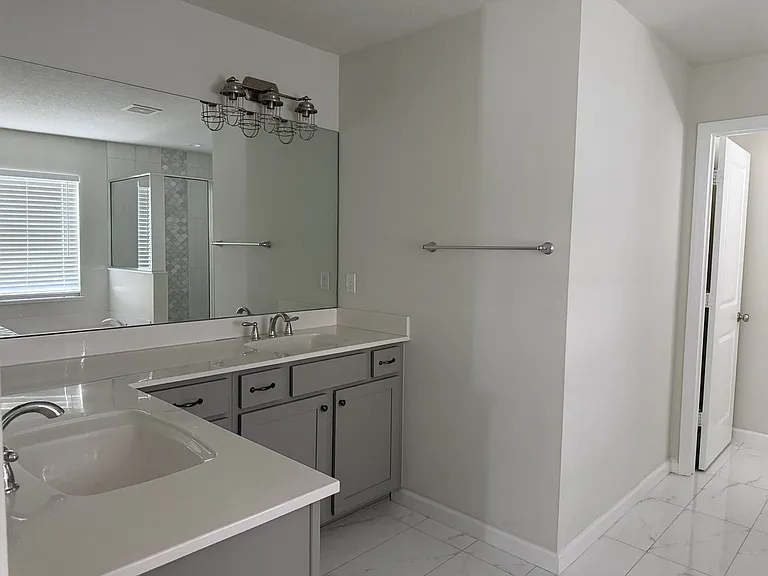 4634 SW Athena Dr — Photo 4