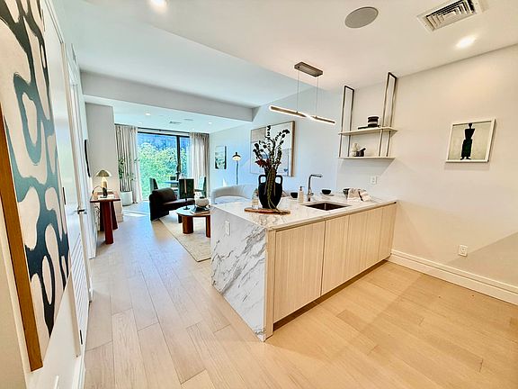 4th image of 960 Franklin Ave #205