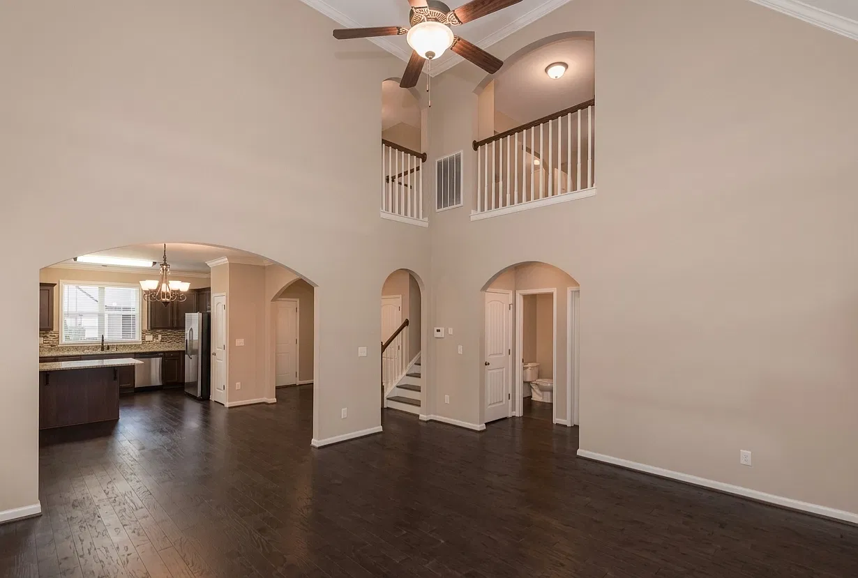 4 bed, 2.5 bath, 2502 sqft, $2,400 — Photo 3
