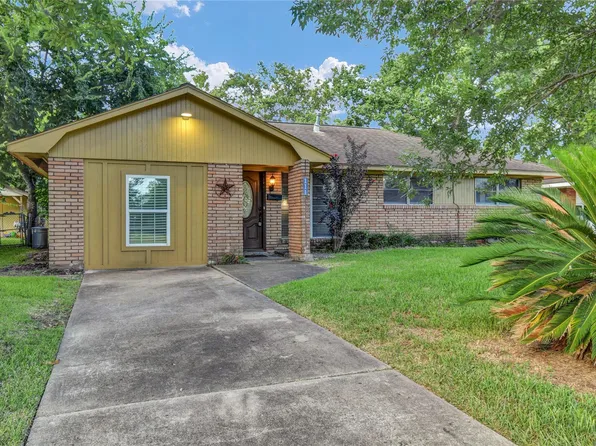 111 Mimosa St, Lake Jackson, TX 77566