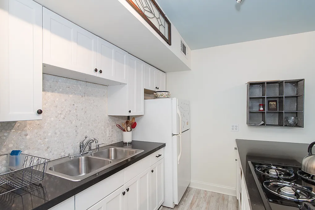825 Ashland Ave NE — Photo 3
