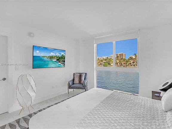 4th image of 9721 E Bay Harbor Dr APT 2E