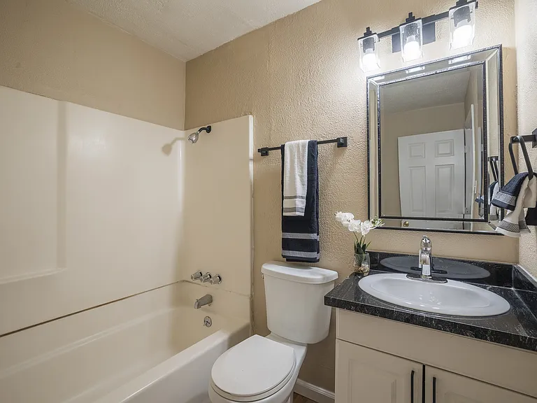 Oakridge Apartments — Photo 6
