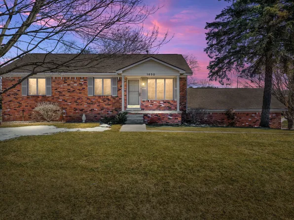 1650 Nottingham Dr, Highland, MI 48356