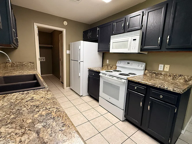 1721 Eastgate Cir — Photo 4
