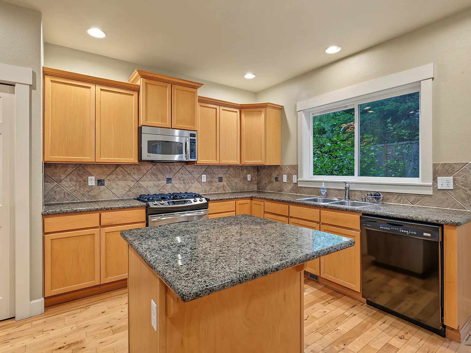 4 bed, 2.5 bath, 2382 sqft, $3,595 — Photo 3
