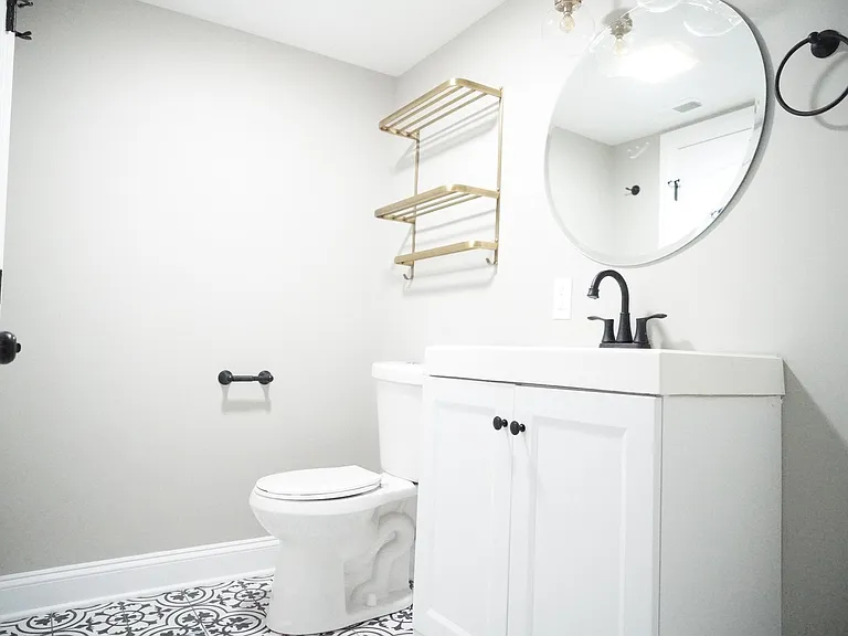 Pf-Arg, 2544 N. Avers Series — Photo 30