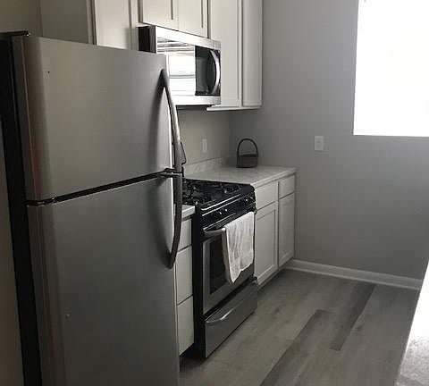 Kitchen. Fridge with Icemaker, Microwave, Dishwasher , Gas stove
