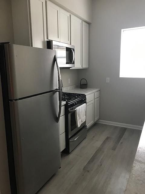 Kitchen. Fridge with Icemaker, Microwave, Dishwasher , Gas stove