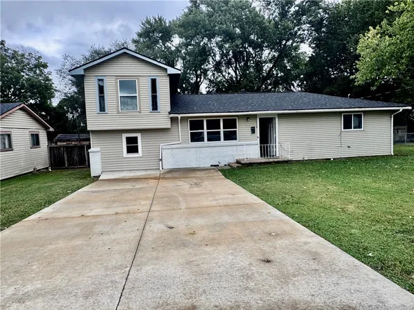114 E Bailey Ave, Springdale, AR 72764