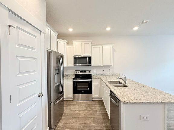 4th image of 1532 Farragut Way