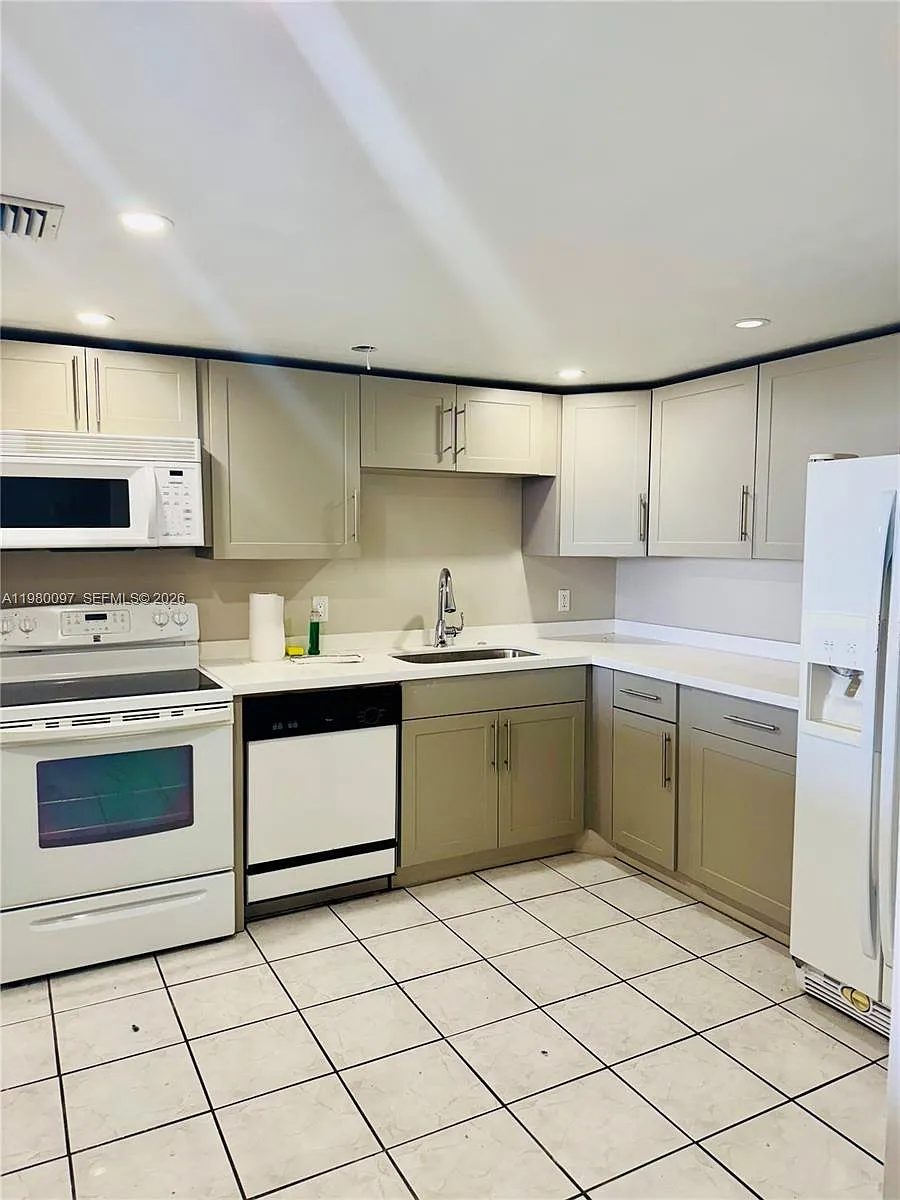 Building Photo - 13499 Biscayne Blvd #606