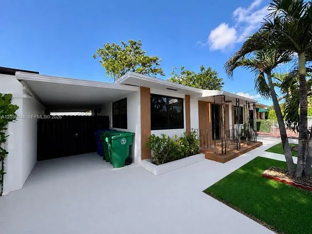 910 SW 9th St — Photo 8