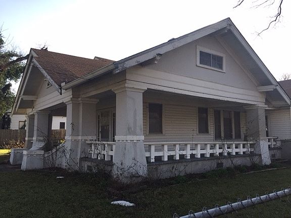 Fantastic wrap around porch, several different views.