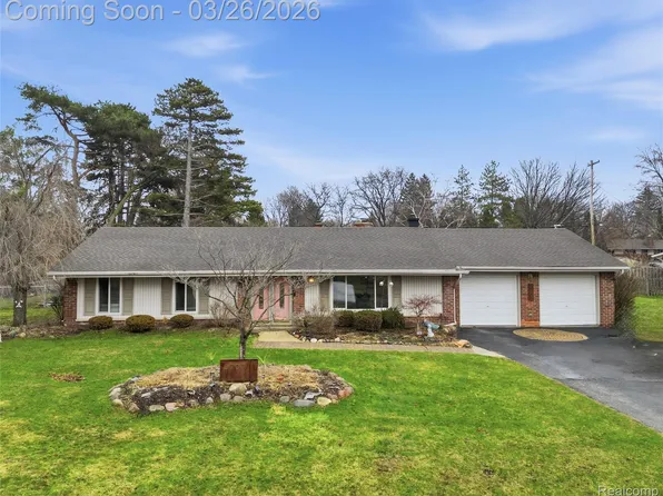 2707 Pine Ridge Rd, West Bloomfield, MI 48324