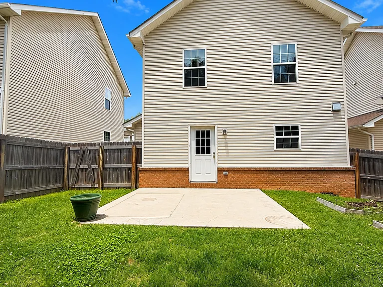 1005 Lennox Cir — Photo 3