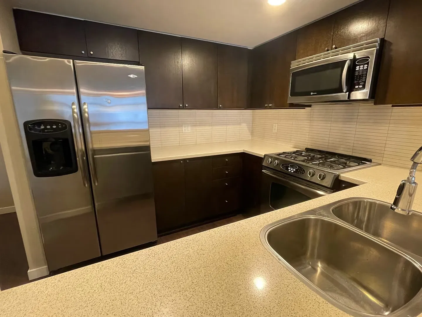 2 bed, 944 sqft, $2,650 — Photo 2