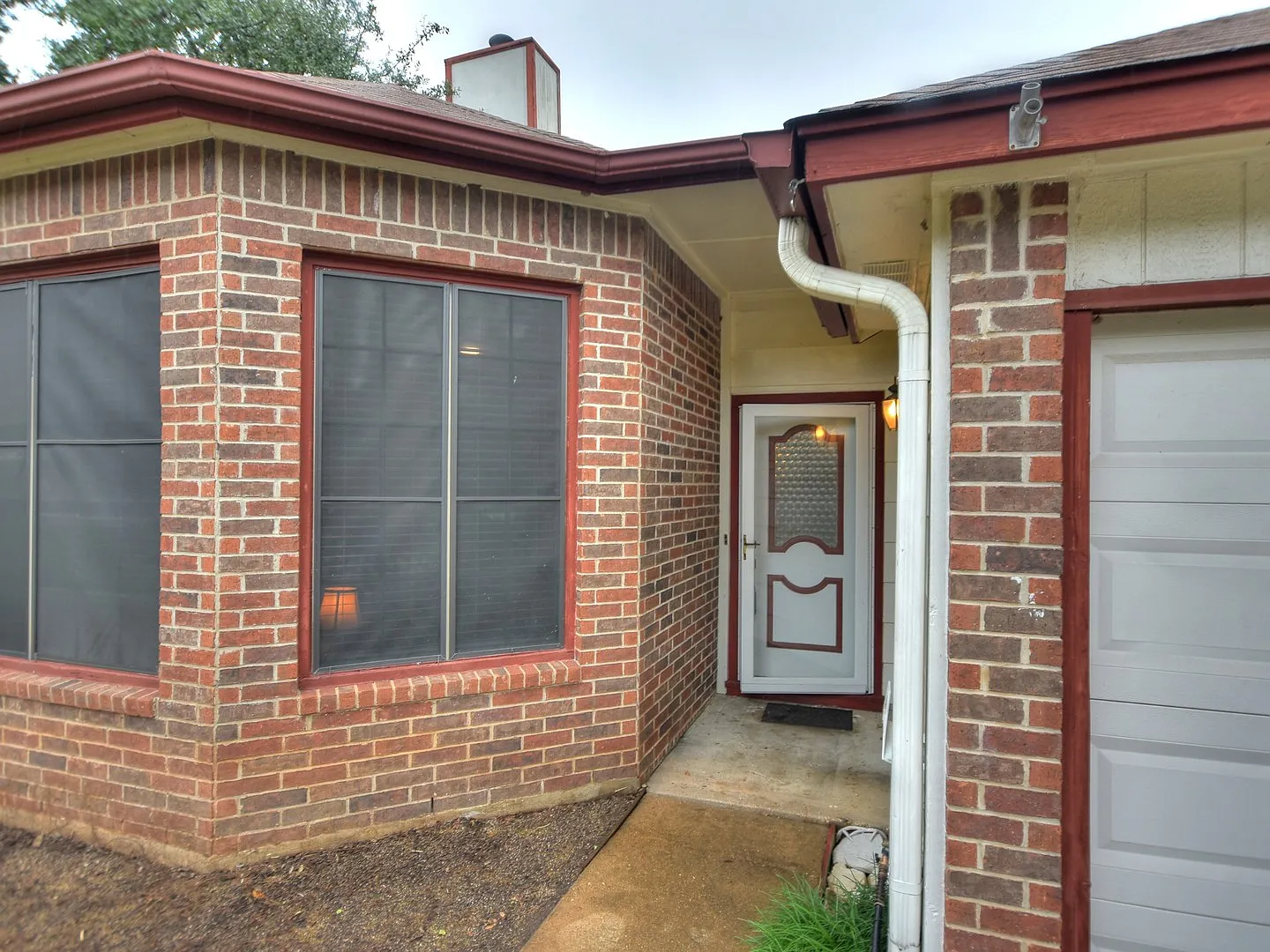 Beautiful 4 Bedroom / 2.5 Bath Home In Maple Run - Furnished — Photo 2