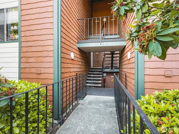 7310 N Skyview Lane #J-301, Tacoma, WA 98406