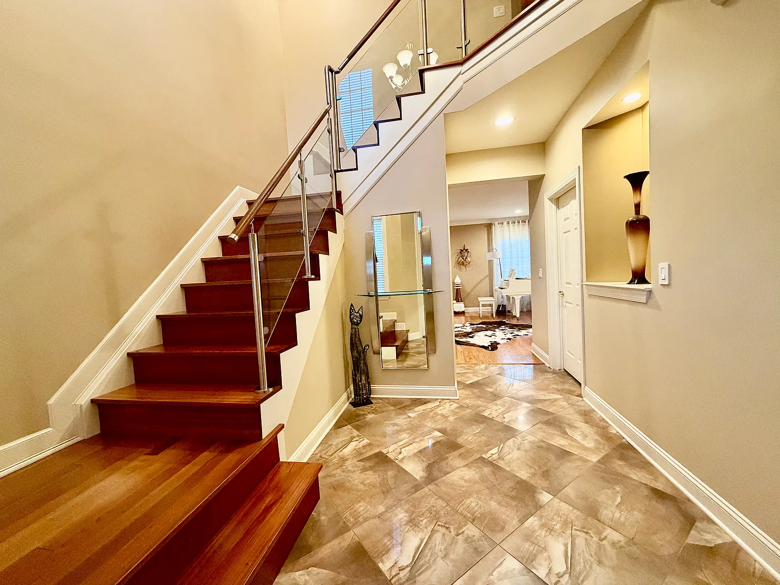 4 bed, 2362 sqft, $4,499 — Photo 2
