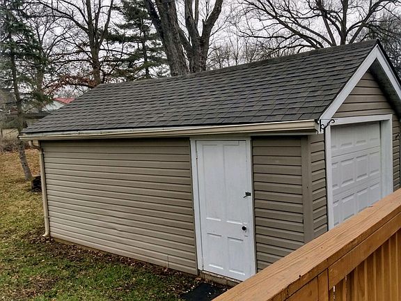 GARAGE HAS SIDE ENTRANCE DOOR