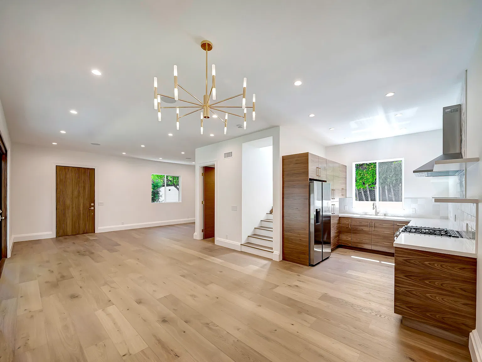 3 bed, 2.5 bath, 1600 sqft, $8,000 — Photo 2