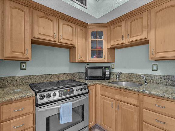 5th image of 924 SE 2nd Street #32
