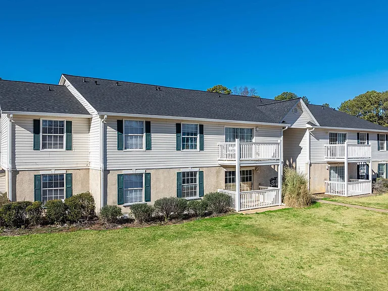 Castle Creek Apartments: Welcome Home to Comfort and Premier Living in Decatur, GA — Photo 17