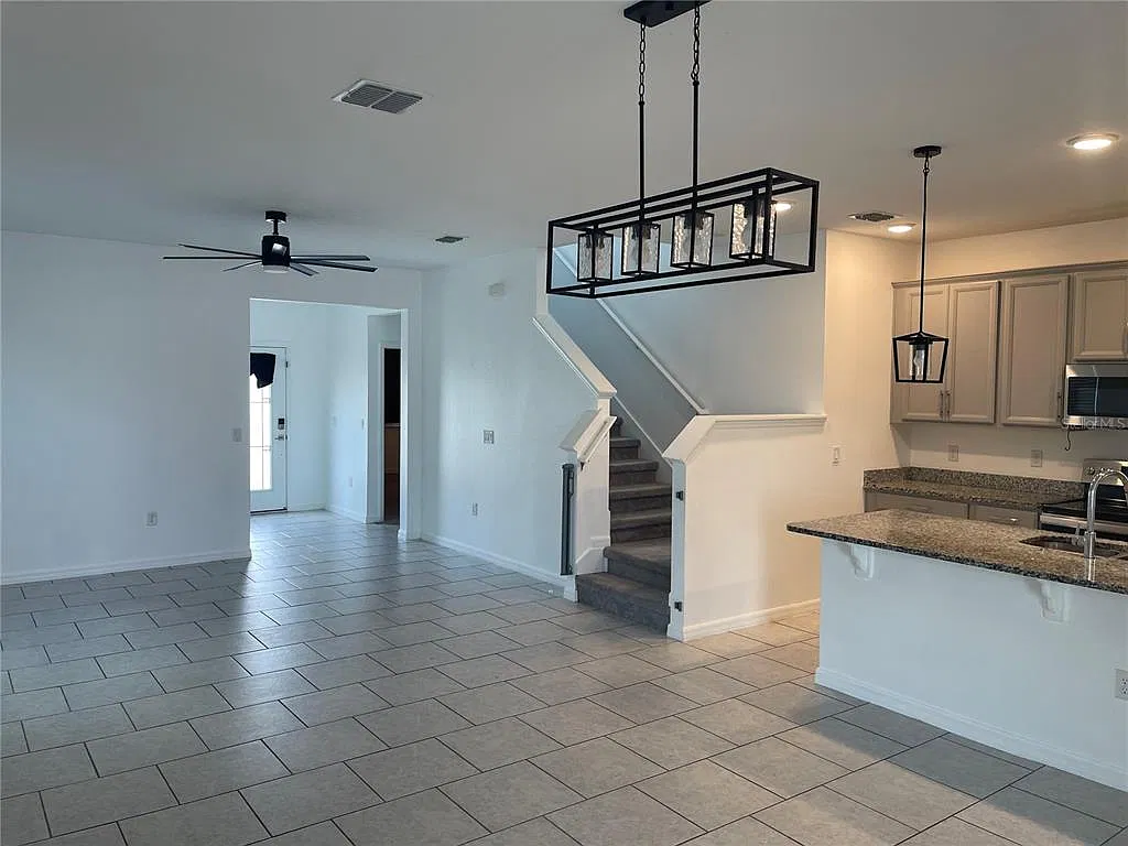 4 bed, 3.5 bath, 2023 sqft, $2,999 — Photo 3