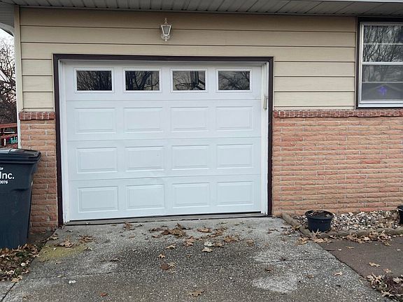 3rd image of 913 S Scenic Dr