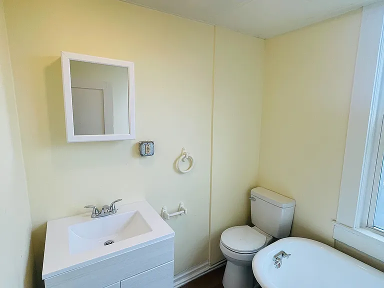 537 E Washington St #3 — Photo 7