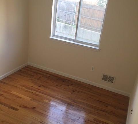 3rd image of 282 Giffords Ln
