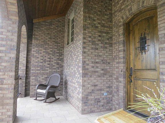 3rd image of 811 Creekside Ln