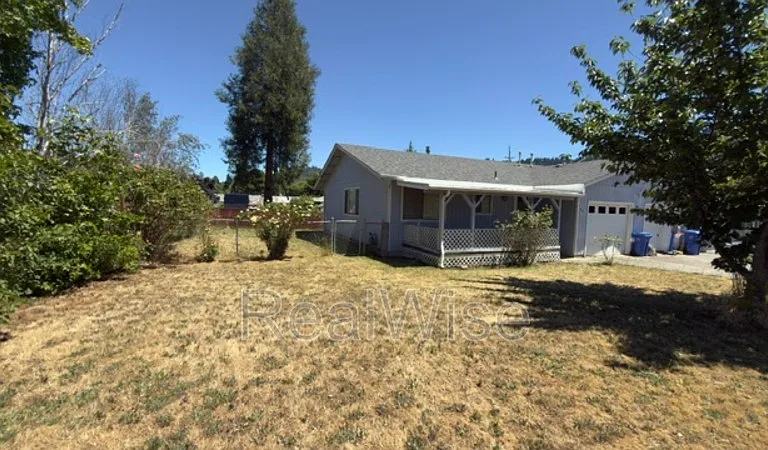 550 SE Center St — Photo 3