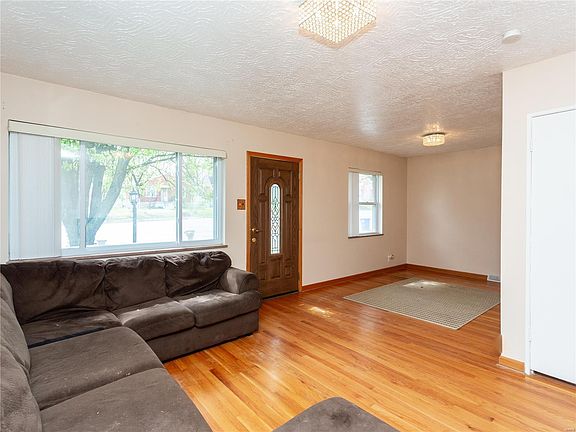 3rd image of 405 Kingston Dr