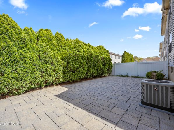 17 Kingfisher Ct, Marlboro, NJ 07746