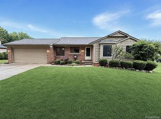 2033 Avonstoke Rd, Rochester Hills, MI 48307