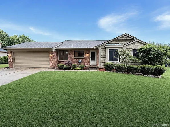 2033 Avonstoke Rd, Rochester Hills, MI 48307