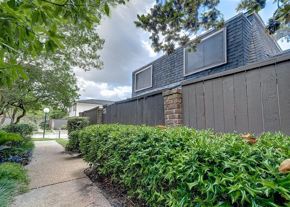 1st image of 12054B Mighty Oak Dr