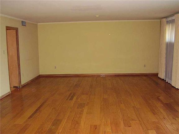4th image of 837 Topaz St