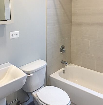 4th image of 2321 N Southport Ave #1