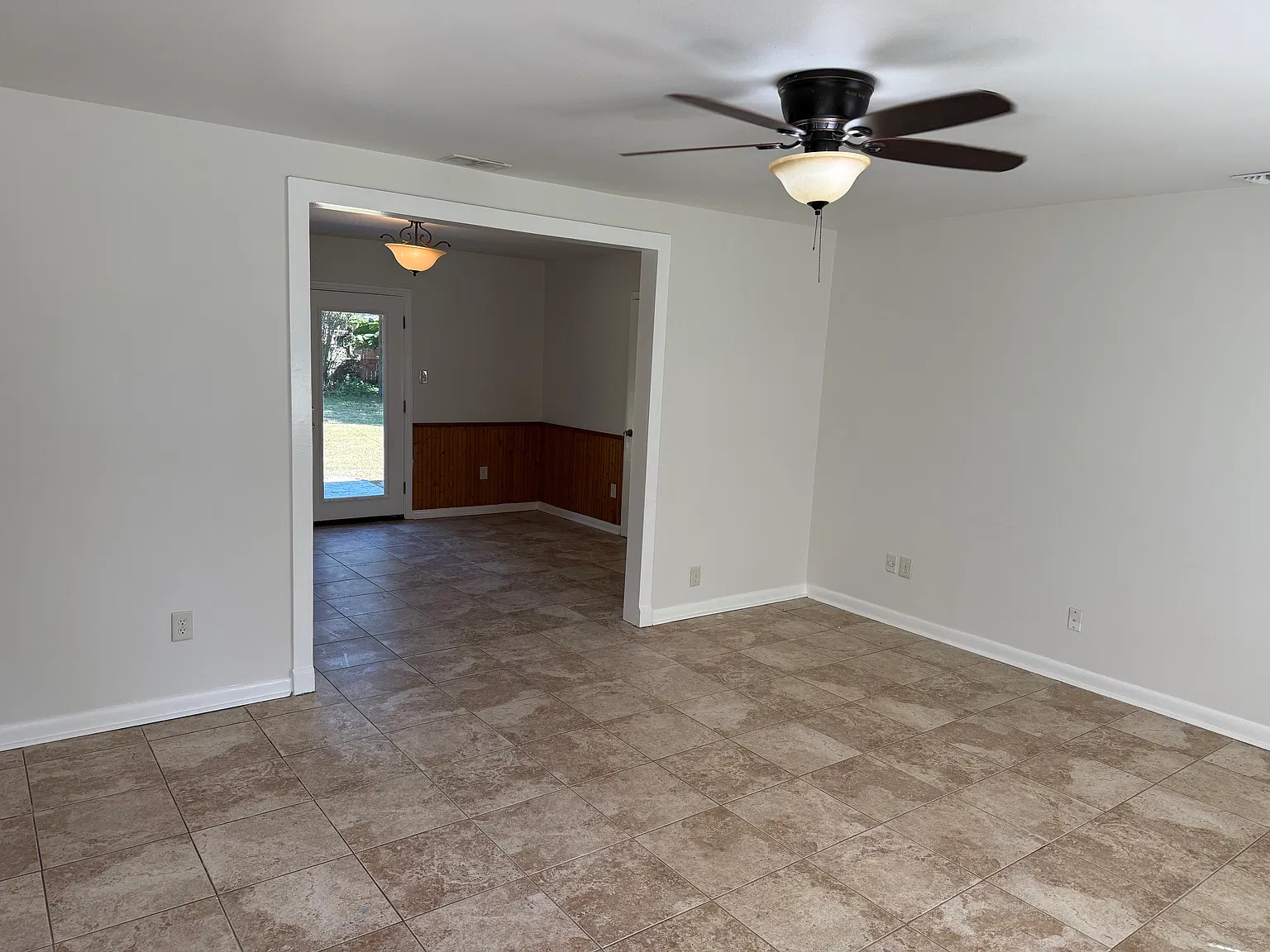126 Van Nuys Blvd — Photo 4
